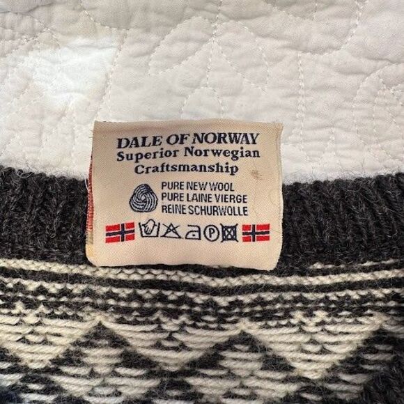 Dale of Norway Wool Nordic Sweater Sz Small Fair Isle Knit Pewter Clasp Cardigan - Picture 9 of 11